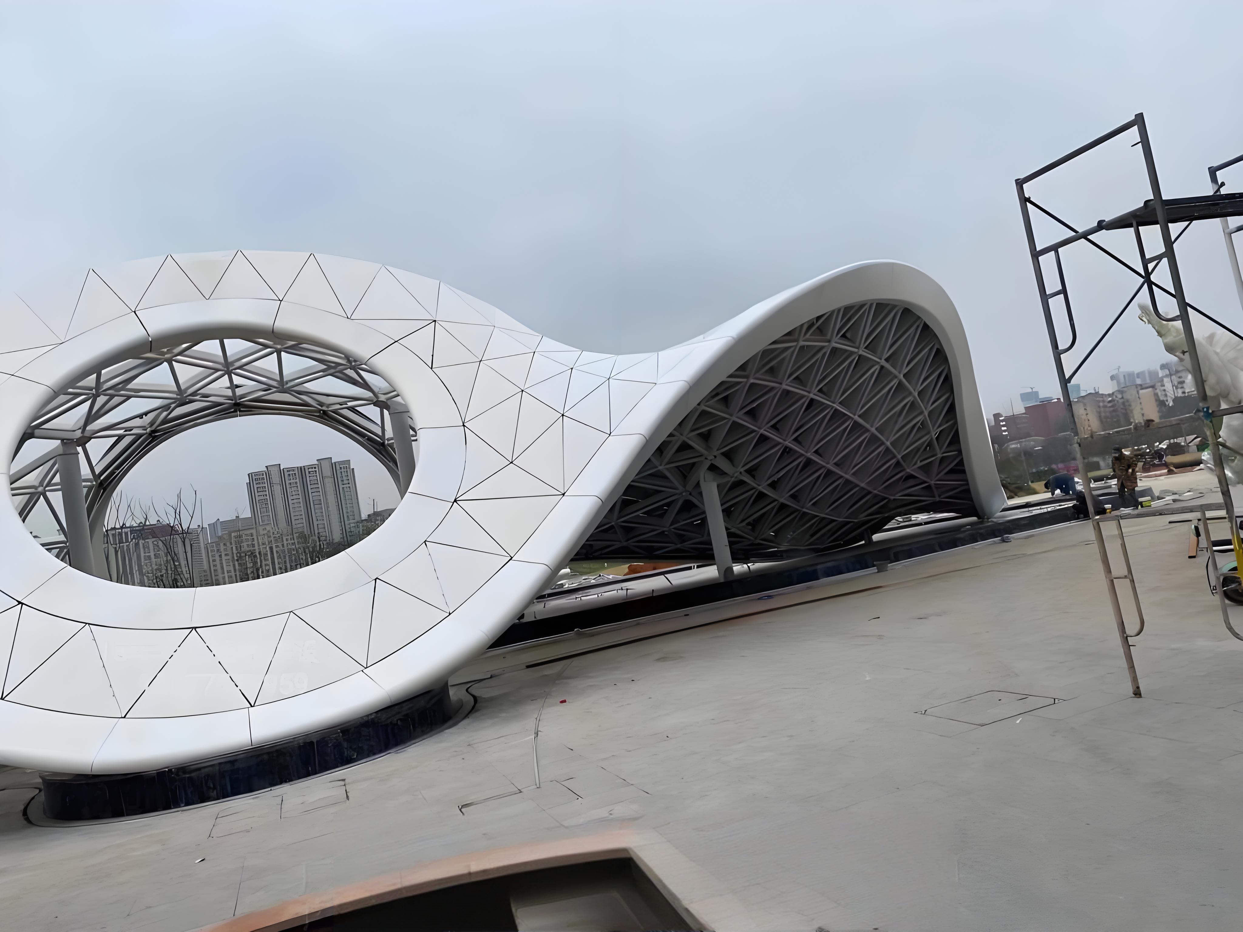 Konsep teknologi pembentukan di lokasi untuk panel aluminium melengkung