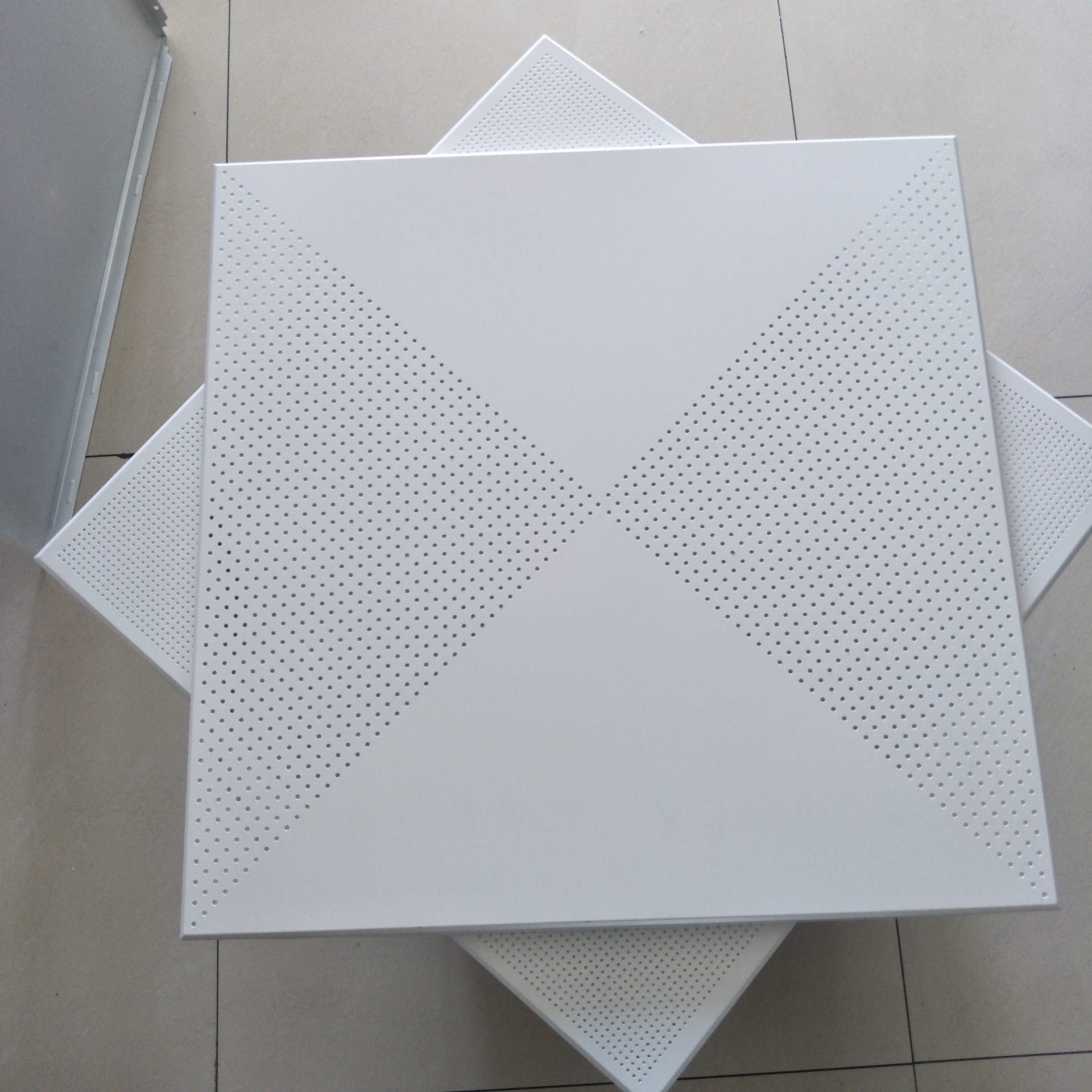 Panel Butang Aluminium vs Panel Komposit Aluminium